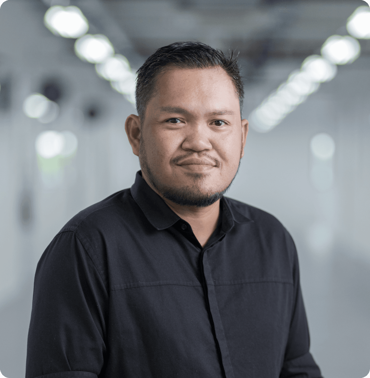 Headshot of Gil Valenzuela